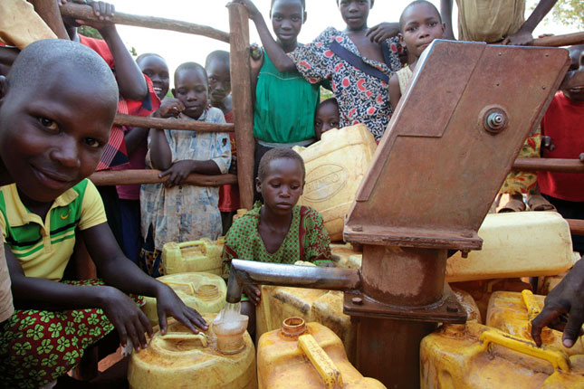 Fekete-Afrika jellegzetességei: sárga műanyag kannák és egy fúrt kút. A tradícióknak megfelelően csak gyerekek és asszonyok cipelhetik a 20 literes bödönöket. Korán megtanulnak dolgozni, nélkülözni