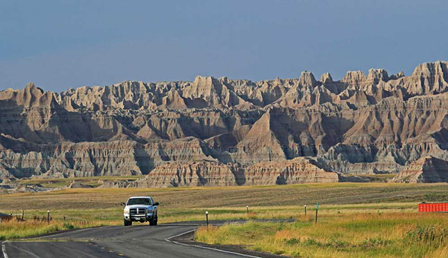 A BADLANDS (ROSSZFÖLD)-VIDÉK AZ OGLÁLA (PINE RIDGE) REZERVÁTUM ÉSZAKI HATÁRÁN HÚZÓDIK – A végtelen préri fűtengerét megtörik a ritka, de heves esők barázdálta dombok. A különlegesen szabdalt táj sok látogatót vonz, de akárcsak a Black Hillst, ezt a területet is kiszakították a sziú rezervátumokból Fotó: Mari László