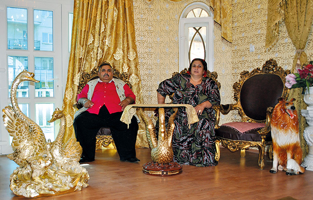 Aranyélet. Az aranyozás súlyos jelenléte a műkutyával és egyéb díszítéssel szürreális, de pontosan illeszkedik a háziak világképébe Fotó: Erdélyi Eszkimó Péter