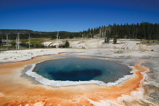 SZÍNPOMPA – A Yellowstone-hőforrástavai körüli élénk színeket a vízben élő baktériumok és algák okozzák