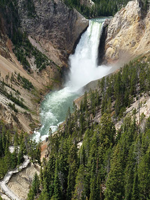 A NÉVADÓ – Yellowstone a nevét egy, a területét átszelő folyóról kapta, ami olykor látványos vízesésekben zuhog le a sárga sziklafalak között (Alsó-vízesés)