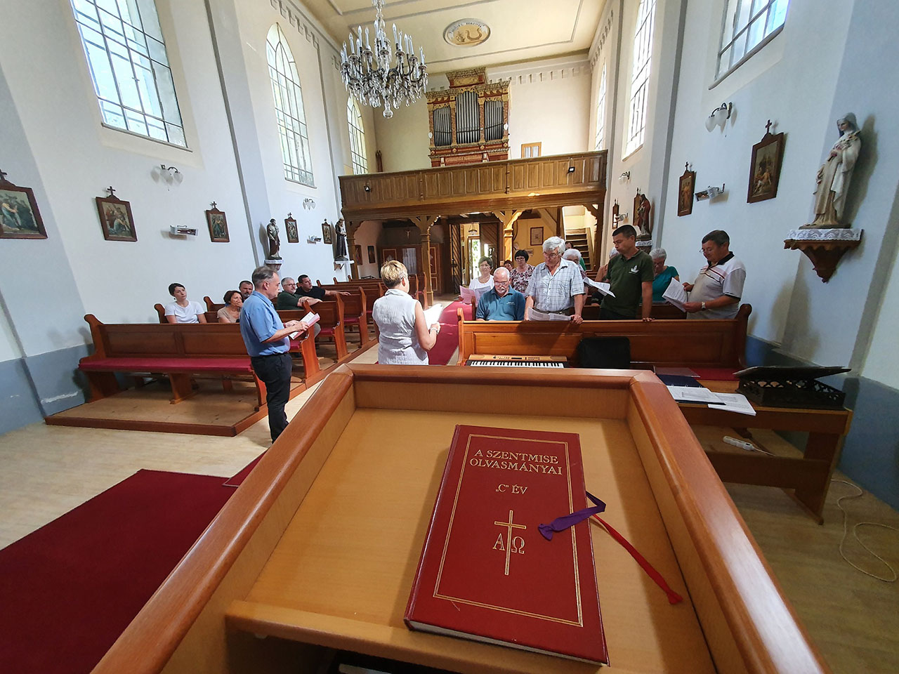 A dalkör próbája a templomban